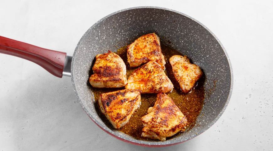 Курица с брокколи в сливочном соусе на сковороде