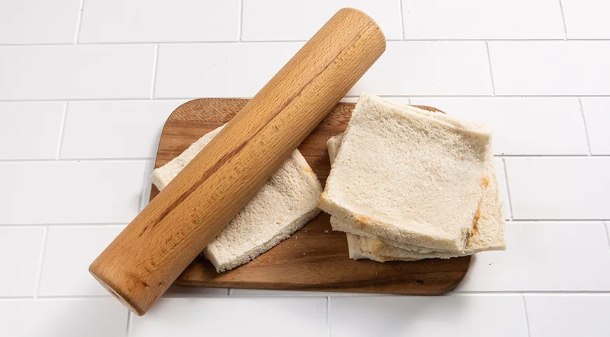 Канапе с творожным сыром, авокадо, красной рыбой и икрой