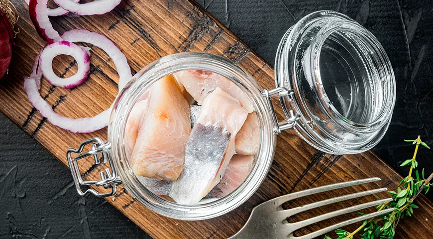 Качественная сельдь в собственном соку обладает чистым морским ароматом с выраженной, но не резкой соленой нотой