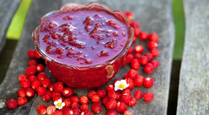 В северных и центральных русских губерниях варенье из лесной земляники было одним из самых любимых и распространенных способов заготовить эту ягоду на зиму