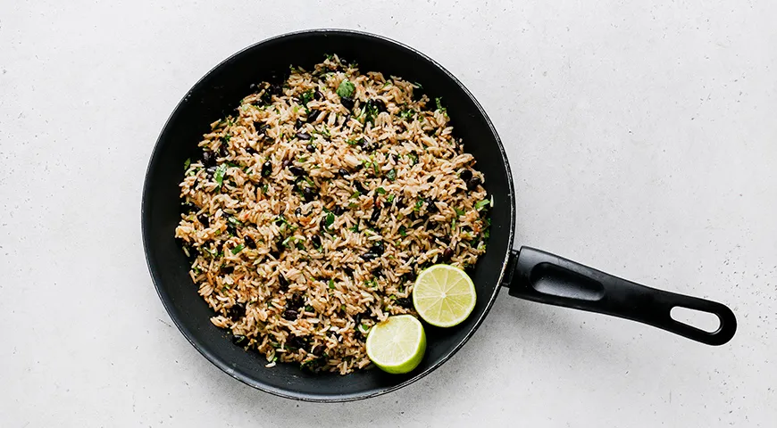 Рис с фасолью на сковороде