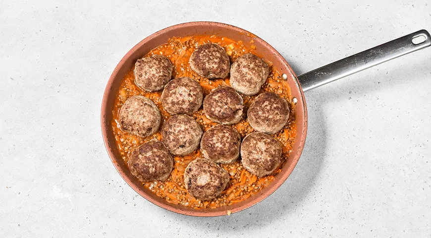 Гречка с котлетами на сковороде