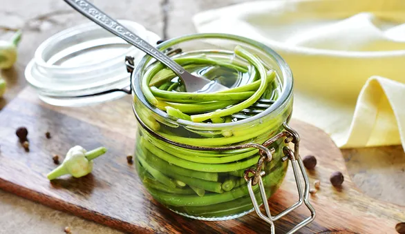 Маринованные стрелки чеснока