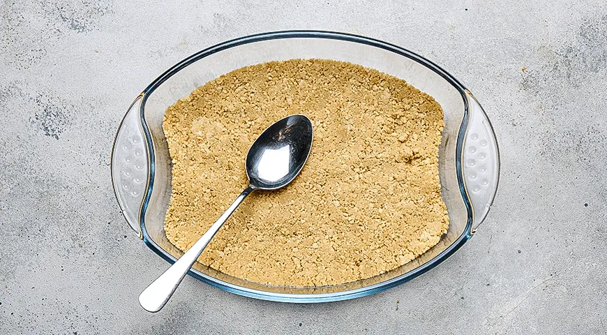 Сливочный десерт с персиками