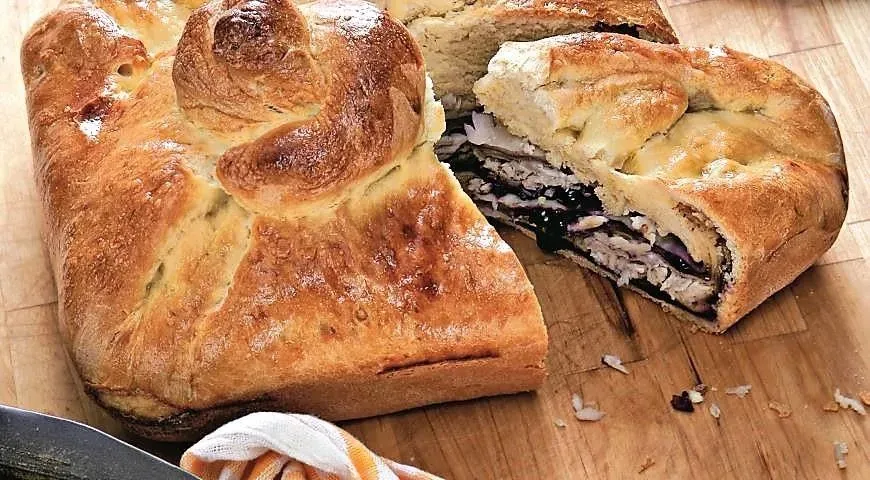 Пирог на сливках, со смородиной и курицей