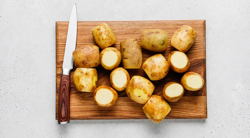 Картошка с салом на шампурах на мангале