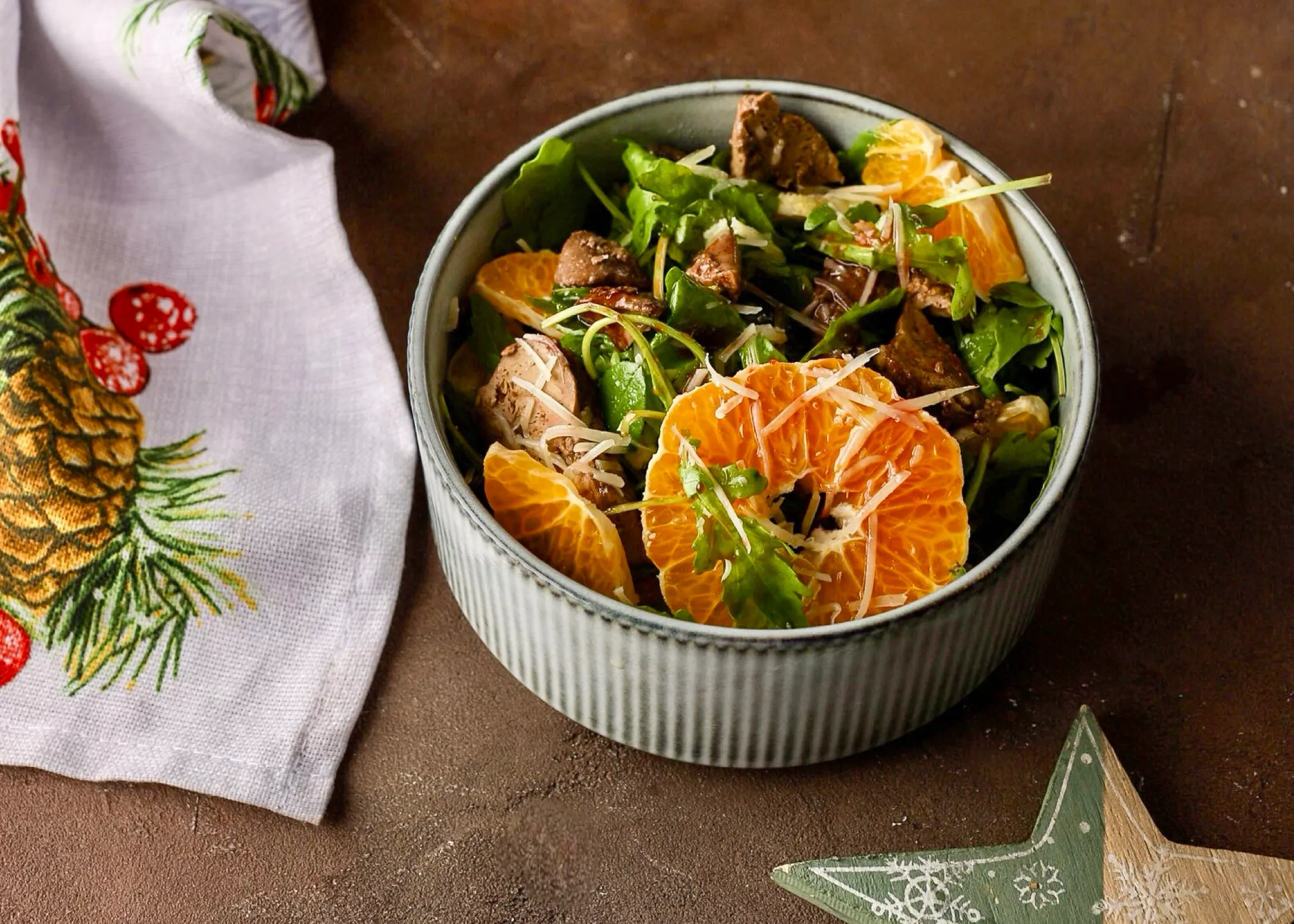 Рецепт салата с куриной печенью, мандаринами и руколой (можно использовать абхазские)