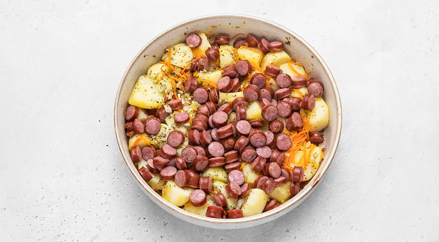 Картошка с охотничьими колбасками в духовке