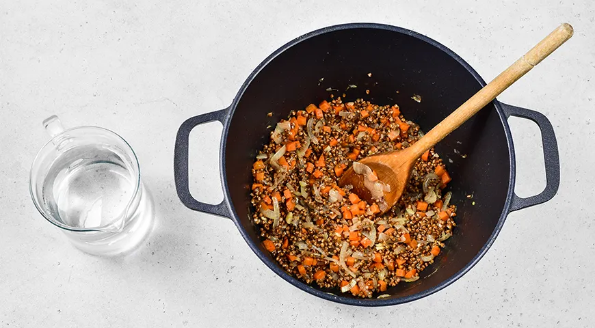 Солдатская каша из гречки с тушенкой