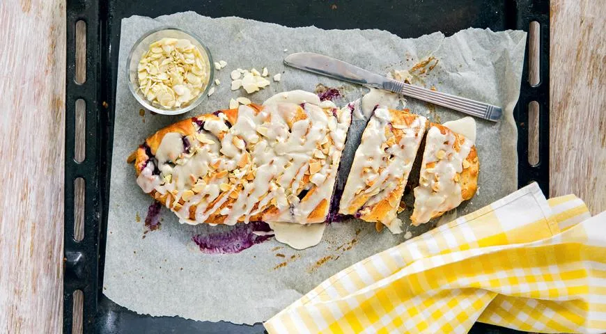 Слойка с черникой