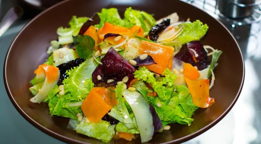 Готовим салат с овощными чипсами и тыквой
