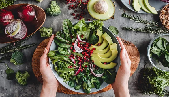 Цвет настроения — зеленый! Как сделать полезные листовые салаты еще вкуснее при помощи соусов и не только