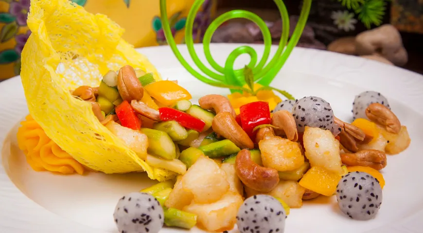 Чилийский сибас с кешью и питахайей