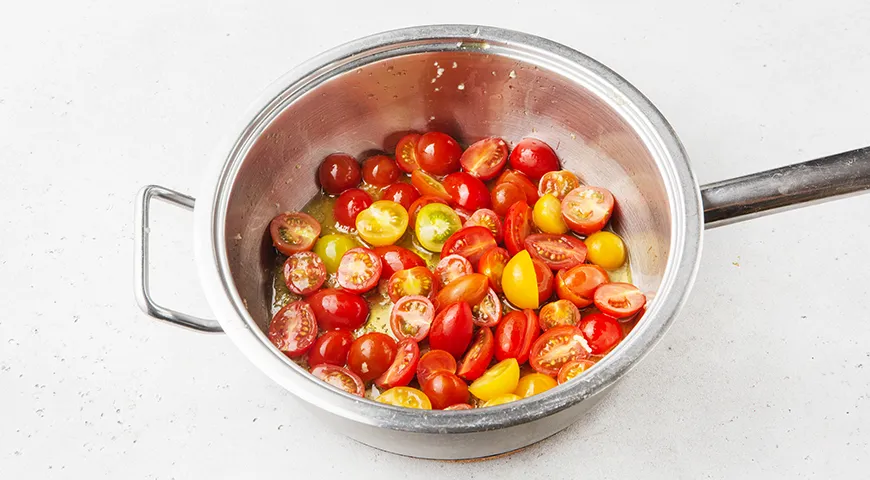 Спагетти с томатным соусом