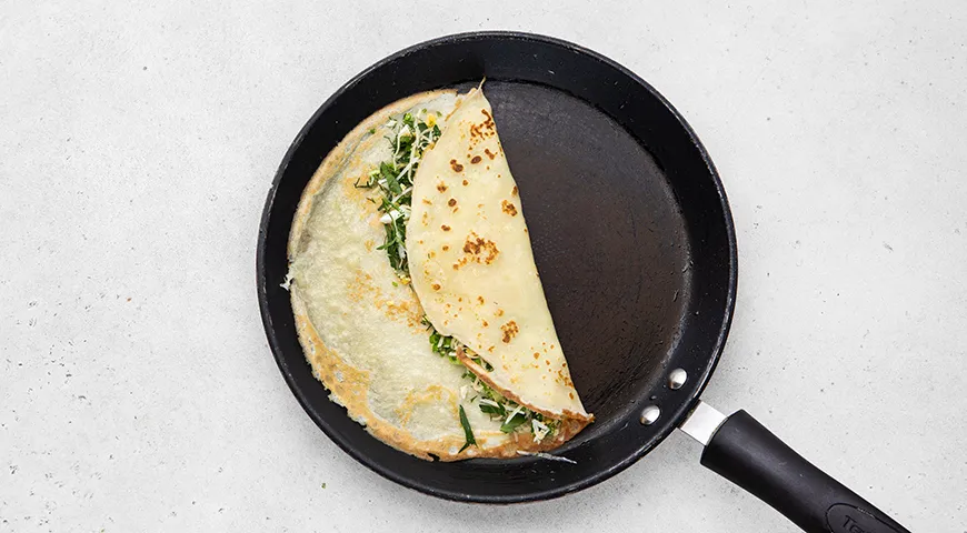 Блинчики с яйцом и сыром