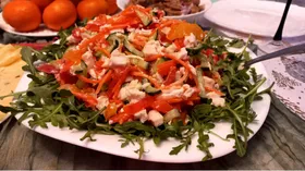 Салат с овощами и копчёной курицей