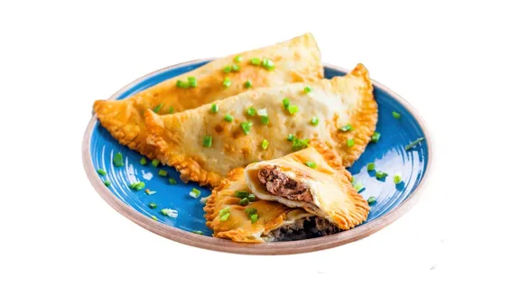 Секрет идеального чебурека: как сделать начинку сочной, а тесто — хрустящим