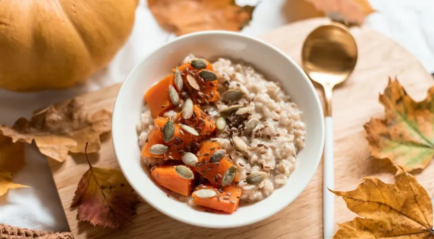 Тыквенные семечки рекомендуют добавлять в завтраки для школьников. Продукт заряжает энергией и поддерживает иммунитет