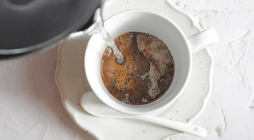 Не рекомендуется заваривать кофе кипятком, он выжигает все эфирные масла, оставляя только дубильные вещества и горечь.