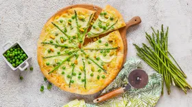 Белая пицца с овощами и песто