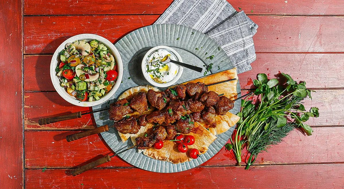 Рецепт легкого салата к шашлыку из свинины