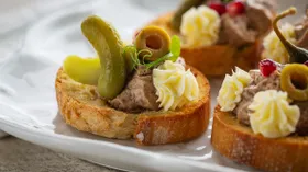 Новогодние канапе с паштетом