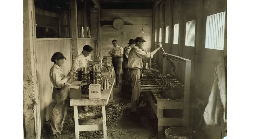 Рабочие на фабрике по производству вафельных рожков для мороженого в Оклахома-Сити, США, 1917 г. Из коллекции Библиотеки Конгресса США