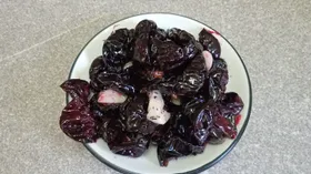 Вяленые сливы с чесноком и прованскими травами.