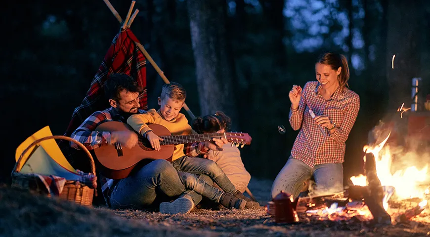 Семейный вечер у костра — классный способ объяснить ребенку на эмоциональном уровне, что чистая природа нужна нам для счастья