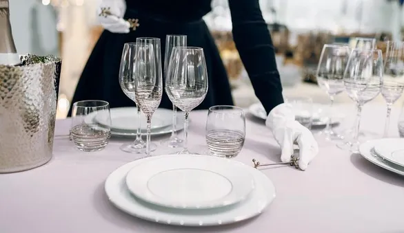 Сервируем стол как в Букингемском дворце: 10 простых советов для праздничного ужина