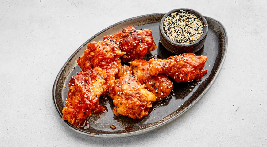 Крылышки в кисло сладком соусе на сковороде