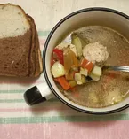 Летний супчик с куриными фрикадельками, кабачком и болгарским перцем