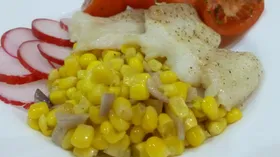 Пангасиус с жареной кукурузой и томатами