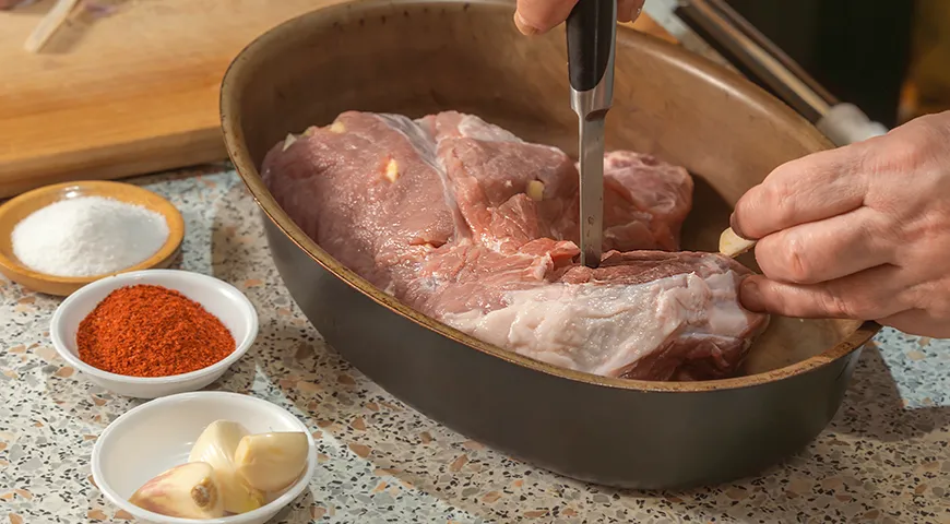 Перед запеканием целый кусок свинины можно нашпиговать чесноком