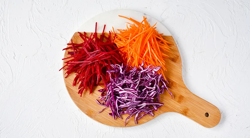 Свеклу и морковь можно и нарезать одинаковой по размеру соломкой