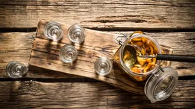 Врач объяснила, почему алкоголь нельзя закусывать грибами