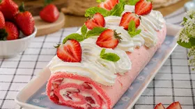 Клубничный меренговый рулет