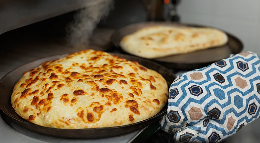 Готовность осетинских пирогов легко определить по их красивому золотистому румянцу