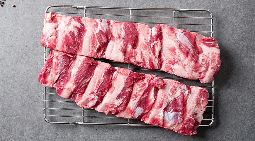 Реберные части, имеющие остатки мяса и жира, придают отвару более плотный вкус и легкую маслянистость