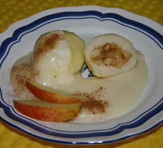 Манные кнедли с яблочно-ванильным соусом