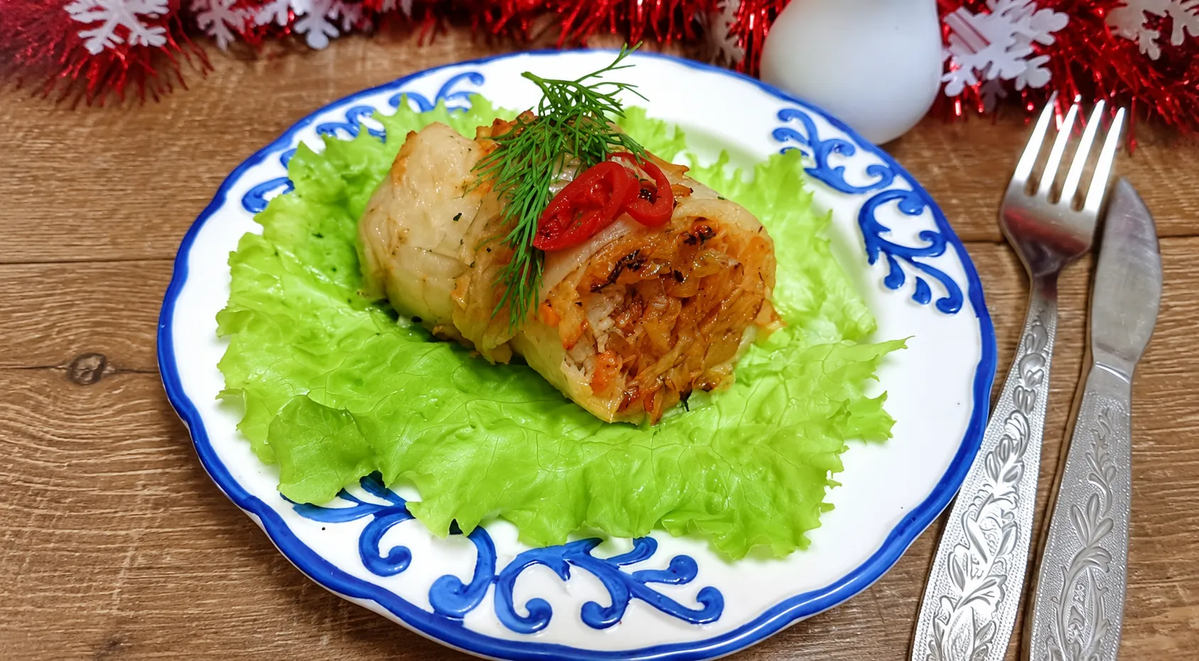 Рулет из минтая с квашеной капустой, яблоком и кетчупом