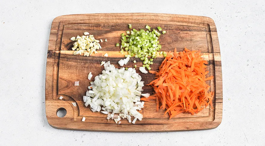 Спагетти по-домашнему с курицей и овощами в соусе