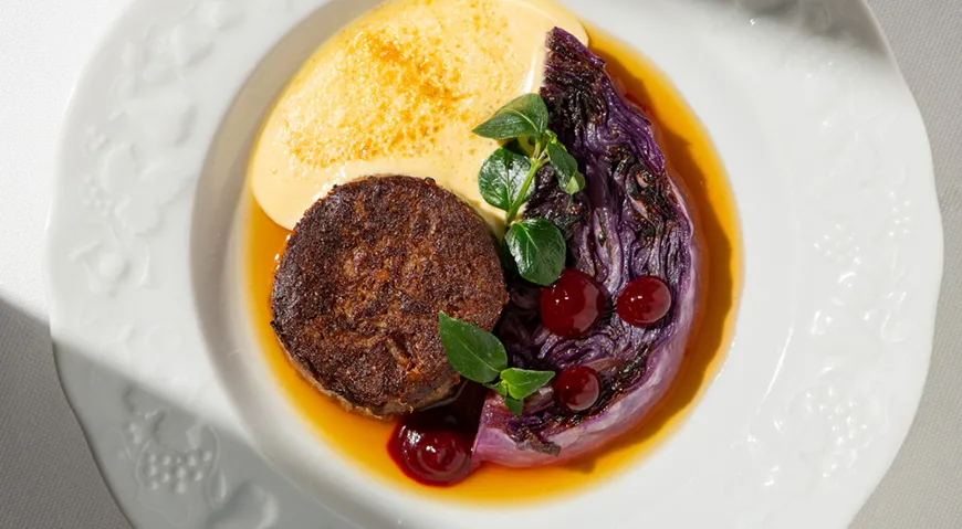 Гриль-стейк из красной капусты и подкопченный говяжий хвост в Bellevue