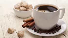 Когда пить кофе и завтракать, чтобы чувствовать себя лучше: врач развеял популярный миф