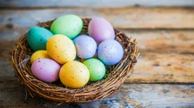 Как и чем покрасить яйца на Пасху