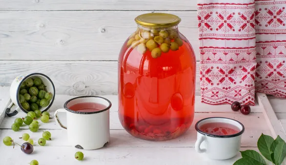 Компот из вишни и крыжовника