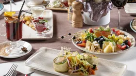 Закуска к глинтвейну: от сыров и яблочной шарлотки до фаршированных фиников