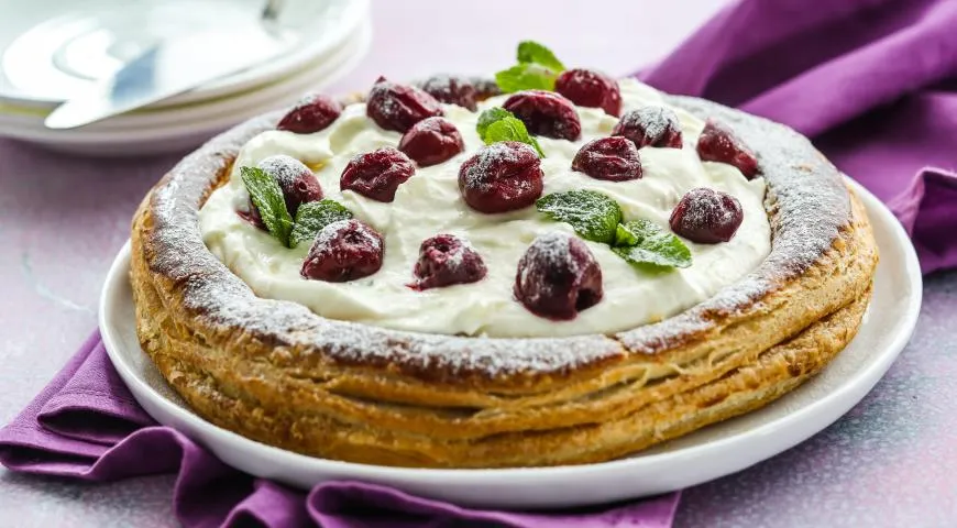 Праздничный пирог  с вишней и заварным кремом