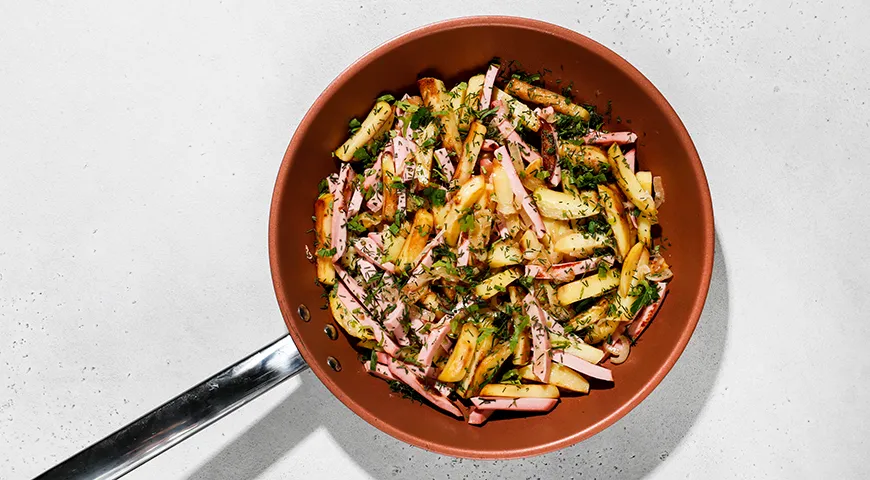 Жаренная картошка с колбасой на сковороде