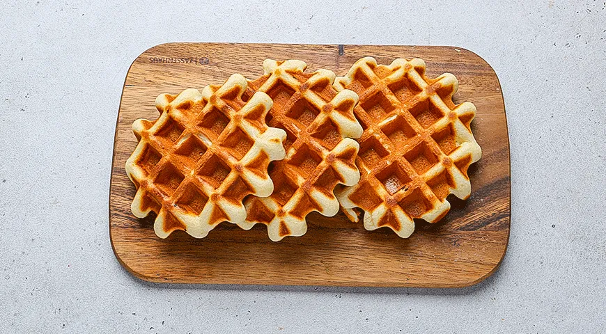 Сэндвич из вафель с ветчиной, яйцом и сыром